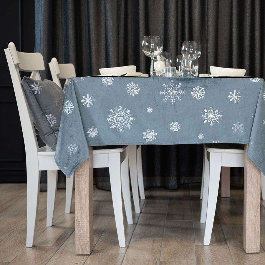 ŚNIEŻKI Obrus wodoodporny VELVET, 110x160cm, kolor 063 jasny niebieski ze srebrnym zdobieniem TBN001