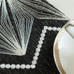 BŁYSZCZĄCA NOC Bieżnik, szerokość 35cm x wysokość 180cm, kolor 010 czarny 891904