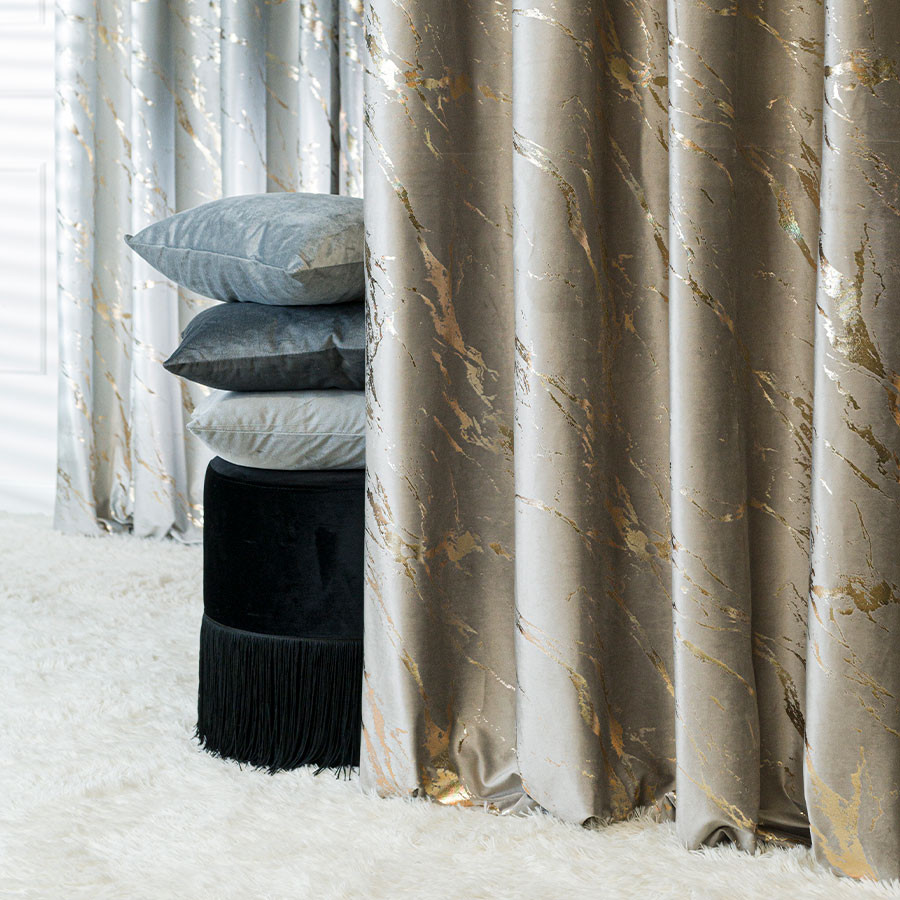 MARMA Zasłona gotowa na taśmie, szerokość 140cm x wysokość 250cm, kolor 017 szarobeżowy ze złotym nadrukiem na VELVI TD0