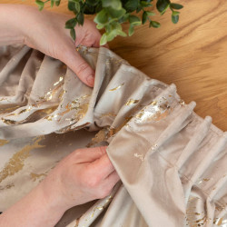 MARMA Zasłona gotowa na taśmie, szerokość 140cm x wysokość 250cm, kolor 015 ciemny kremowy ze złotym nadrukiem na VELVI T