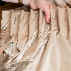 MARMA Zasłona gotowa na taśmie, szerokość 140cm x wysokość 250cm, kolor 003 jasny beżowy ze srebrnym nadrukiem na VELVI T