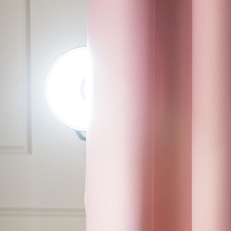 DONA Zasłona gotowa typu blackout na przelotkach, szerokość 140cm x wysokość 250cm, kolor 794 pastelowy różowy TD0015