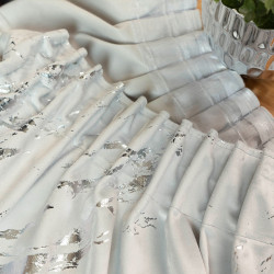 MARMA Zasłona gotowa na taśmie, szerokość 140cm x wysokość 250cm, kolor 021 pastelowy szary ze srebrnym nadrukiem na VELVI