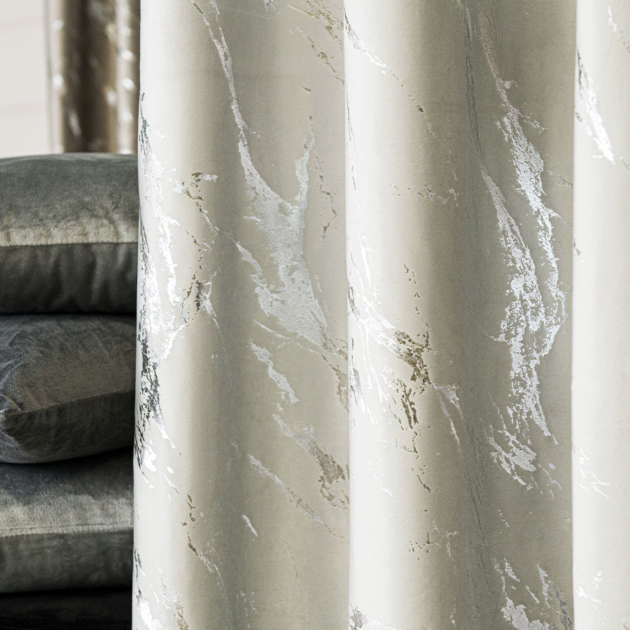 MARMA Zasłona gotowa na taśmie, szerokość 140cm x wysokość 250cm, kolor 021 pastelowy szary ze srebrnym nadrukiem na VELVI