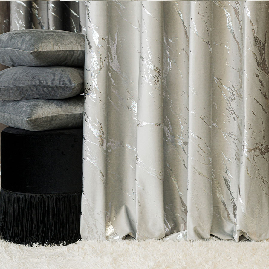 MARMA Zasłona gotowa na taśmie, szerokość 140cm x wysokość 250cm, kolor 021 pastelowy szary ze srebrnym nadrukiem na VELVI