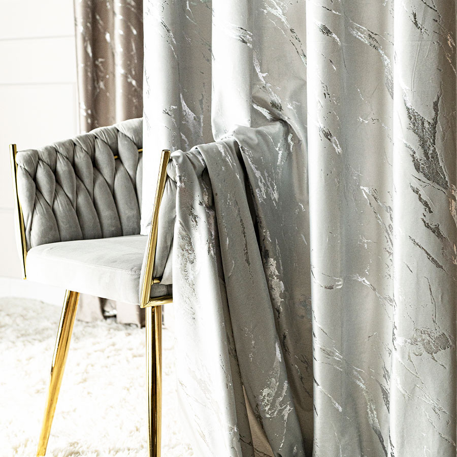 MARMA Zasłona gotowa na taśmie, szerokość 140cm x wysokość 250cm, kolor 021 pastelowy szary ze srebrnym nadrukiem na VELVI