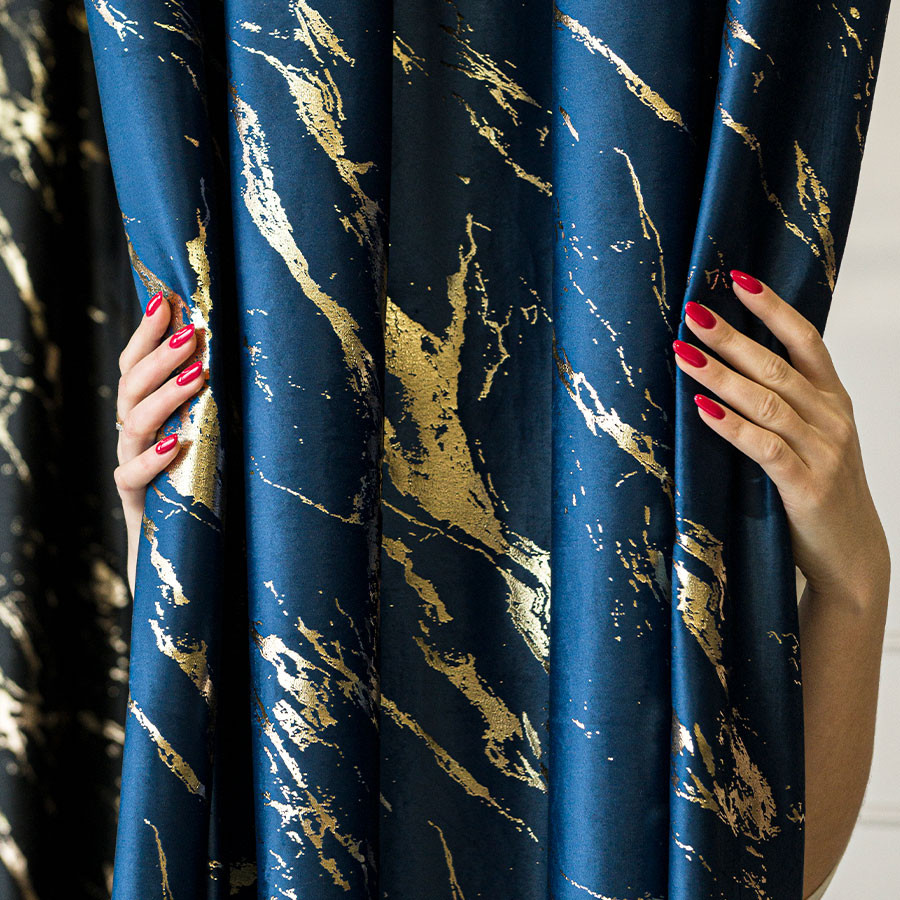 MARMA Zasłona gotowa na taśmie, szerokość 140cm x wysokość 250cm, kolor 011 granatowy ze złotym nadrukiem na VELVI TD0033