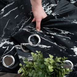 MARMA Zasłona gotowa na przelotkach, szerokość 140cm x wysokość 250cm, kolor 111 czarny ze srebrnym nadrukiem na VELVI TD00