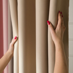 DONA Zasłona gotowa typu blackout na przelotkach, szerokość 140cm x wysokość 250cm, kolor 218 jasny chłodny beżowy TD0015