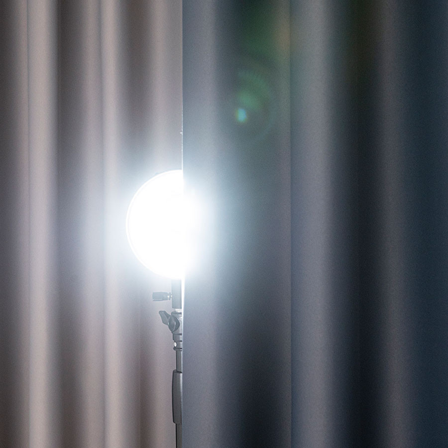 DONA Zasłona gotowa typu blackout na przelotkach, szerokość 140cm x wysokość 250cm, kolor 205 ciemny szary TD0015