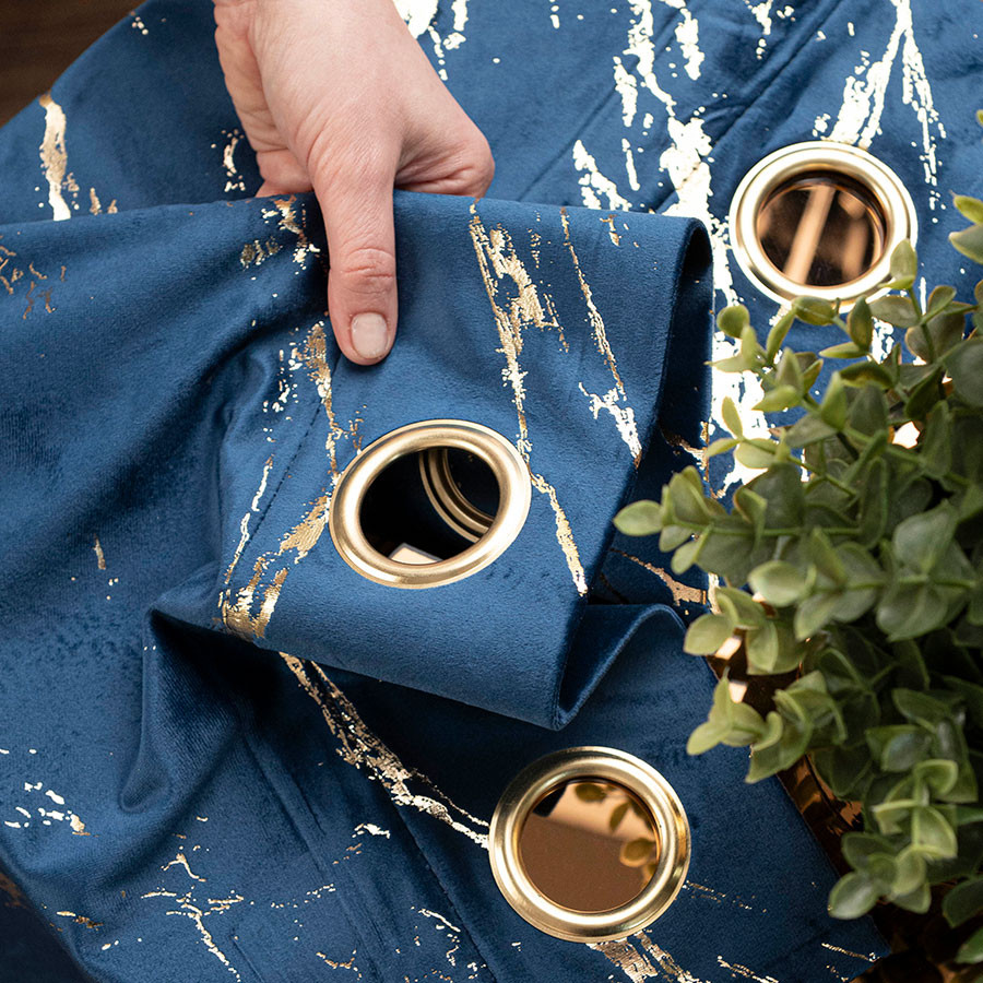 MARMA Zasłona gotowa na przelotkach, szerokość 140cm x wysokość 250cm, kolor 011 granatowy ze złotym nadrukiem na VELVI TD