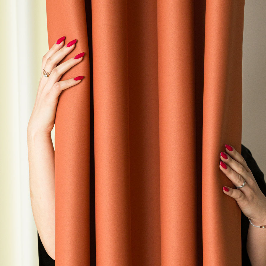 DONA Zasłona gotowa typu blackout na przelotkach, szerokość 140cm x wysokość 250cm, kolor 841 ciemny pomarańczowy TD0015