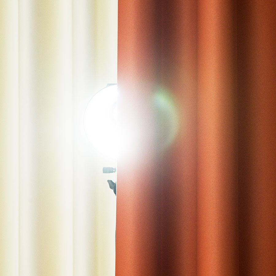 DONA Zasłona gotowa typu blackout na przelotkach, szerokość 140cm x wysokość 250cm, kolor 841 ciemny pomarańczowy TD0015