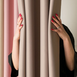 DONA Zasłona gotowa typu blackout na przelotkach, szerokość 140cm x wysokość 250cm, kolor 212 ciemny chłodny beżowy TD001