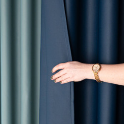 DONA Zasłona gotowa typu blackout na przelotkach, szerokość 140cm x wysokość 250cm, kolor 229 granatowy TD0015