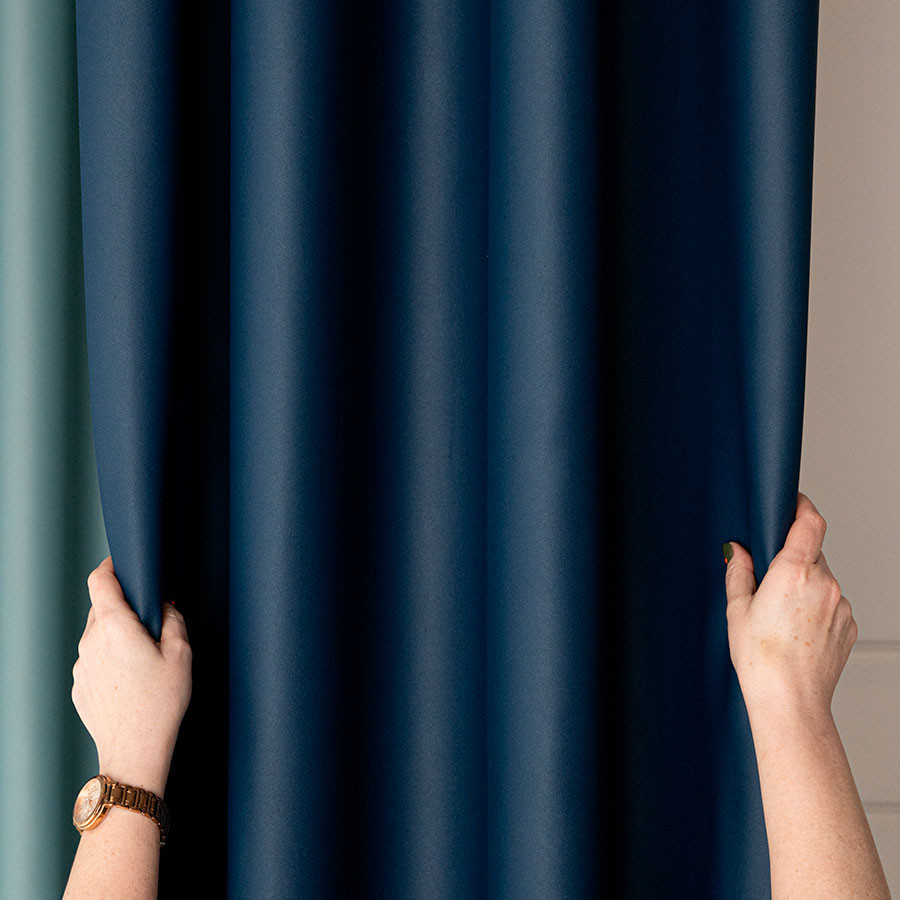 DONA Zasłona gotowa typu blackout na przelotkach, szerokość 140cm x wysokość 250cm, kolor 229 granatowy TD0015