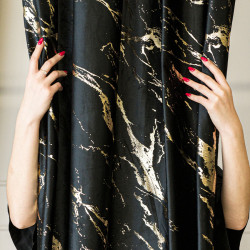 MARMA Zasłona gotowa na taśmie, szerokość 140cm x wysokość 250cm, kolor 111 czarny ze złotym nadrukiem na VELVI TD0033