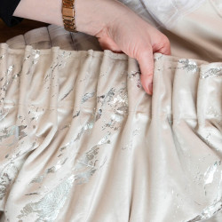 MARMA Zasłona gotowa na taśmie, szerokość 140cm x wysokość 250cm, kolor 226 jasny kremowy ze srebrnym nadrukiem na VELVI T