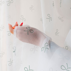 RIBBON Firana gotowa na woalu w diamentowe kokardki, na taśmie, z ołowianką, szerokość 140 x wysokość 250cm, kolor 003 bi RIBBON Firana gotowa na woalu w diamentowe kokardki, na taśmie, z ołowianką, szerokość 140 x wysokość 250cm, kolor 003 bi