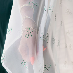 RIBBON Firana gotowa na woalu w diamentowe kokardki, na srebrnych przelotkach, z ołowianką, szerokość 140 x wysokość 250cm