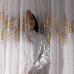 MARIETTA Firana gotowa na taśmie, szerokość 140cm x wysokość 250cm, kolor 004 biały ze złotym zdobieniem