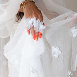 PERŁA Firanka gotowa, haftowana w kwiaty 3D z perłą, na taśmie, na etaminie, szerokość 140 x wysokość 250cm, kolor 001 b