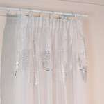 MARIETTA Firana gotowa na taśmie, szerokość 140cm x wysokość 250cm, kolor 001 biały ze srebrnym zdobieniem