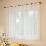 BELLIS Firana gotowa na etaminie w stokrotki, haftowana na srebrnych przelotkach, z ołowianką szerokość 300 x wysokość 160