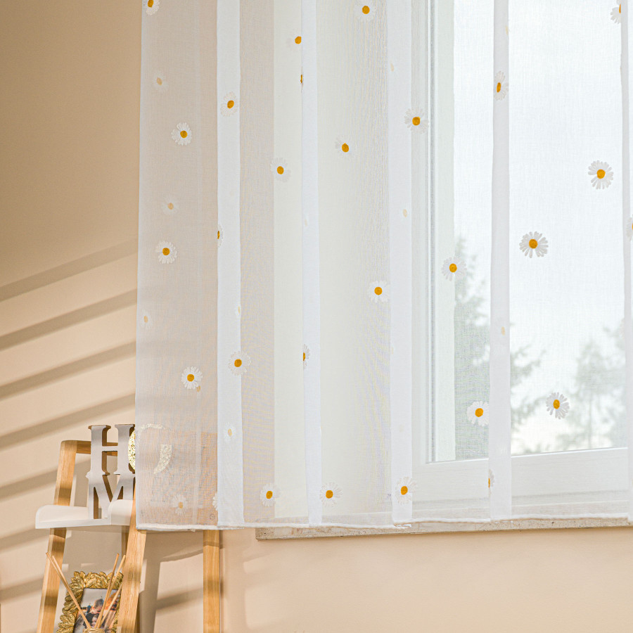 BELLIS Firana gotowa na etaminie w stokrotki, haftowana na srebrnych przelotkach, z ołowianką szerokość 300 x wysokość 160