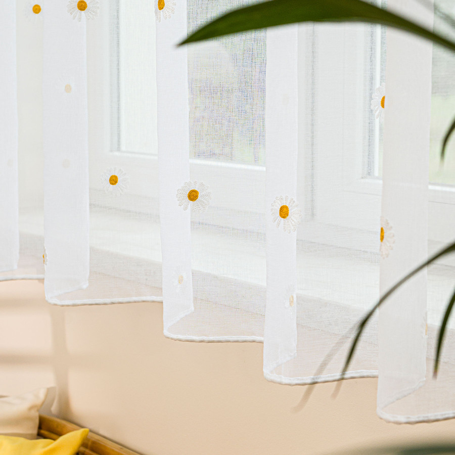 BELLIS Firana gotowa na etaminie w stokrotki, haftowana na srebrnych przelotkach, z ołowianką szerokość 300 x wysokość 160