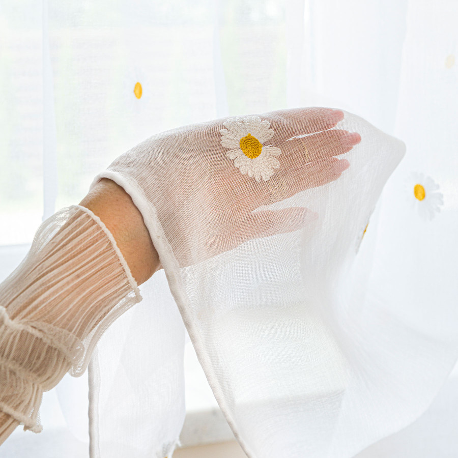 BELLIS Firana gotowa na etaminie w stokrotki, haftowana na srebrnych przelotkach, z ołowianką szerokość 300 x wysokość 160