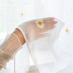 BELLIS Firana gotowa na etaminie w stokrotki, haftowana na srebrnych przelotkach, z ołowianką szerokość 300 x wysokość 160