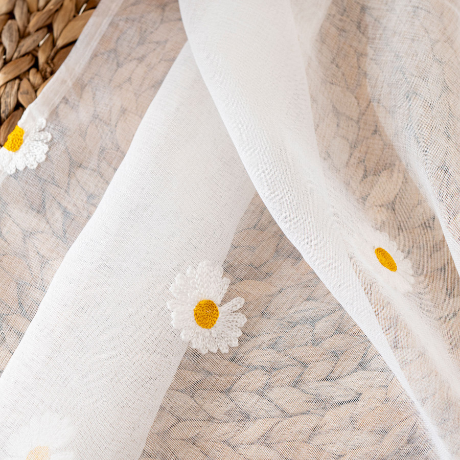 BELLIS Firana gotowa na etaminie w stokrotki, haftowana na srebrnych przelotkach, z ołowianką szerokość 300 x wysokość 160