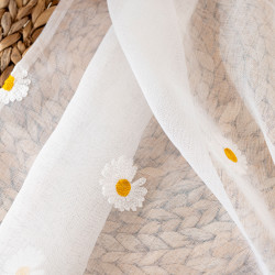 BELLIS Firana gotowa na etaminie w stokrotki, haftowana na srebrnych przelotkach, z ołowianką szerokość 300 x wysokość 160