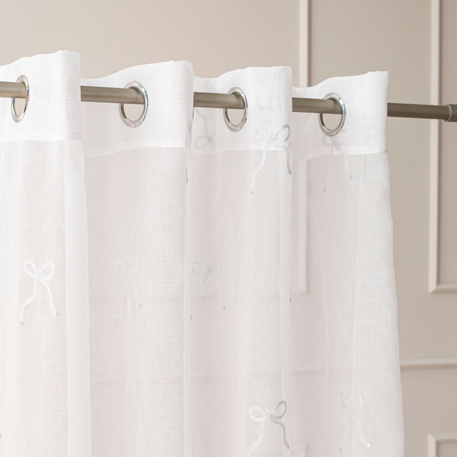 KOKARDKA Firana gotowa na etaminie, haftowana, na srebrnych przelotkach, z ołowianką, szerokość 140 x wysokość 250cm, kolo