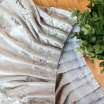 MARMA zasłona na taśmie marszczącej welwetowa szarobeżowa we wzór abstrakcyjny 140x250 cm