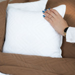 AVILA poszewka welurowa biała w geometryczny wzór 40x40 cm