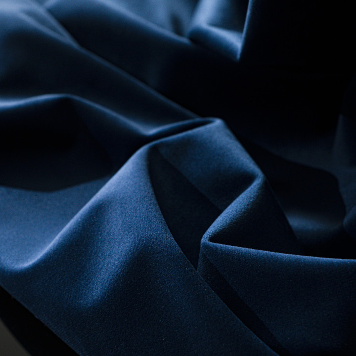 BLACKOUT VELVET Zasłona gotowa na przelotkach, szerokość 140cm x wysokość 230cm, kolor 011 granatowy 
