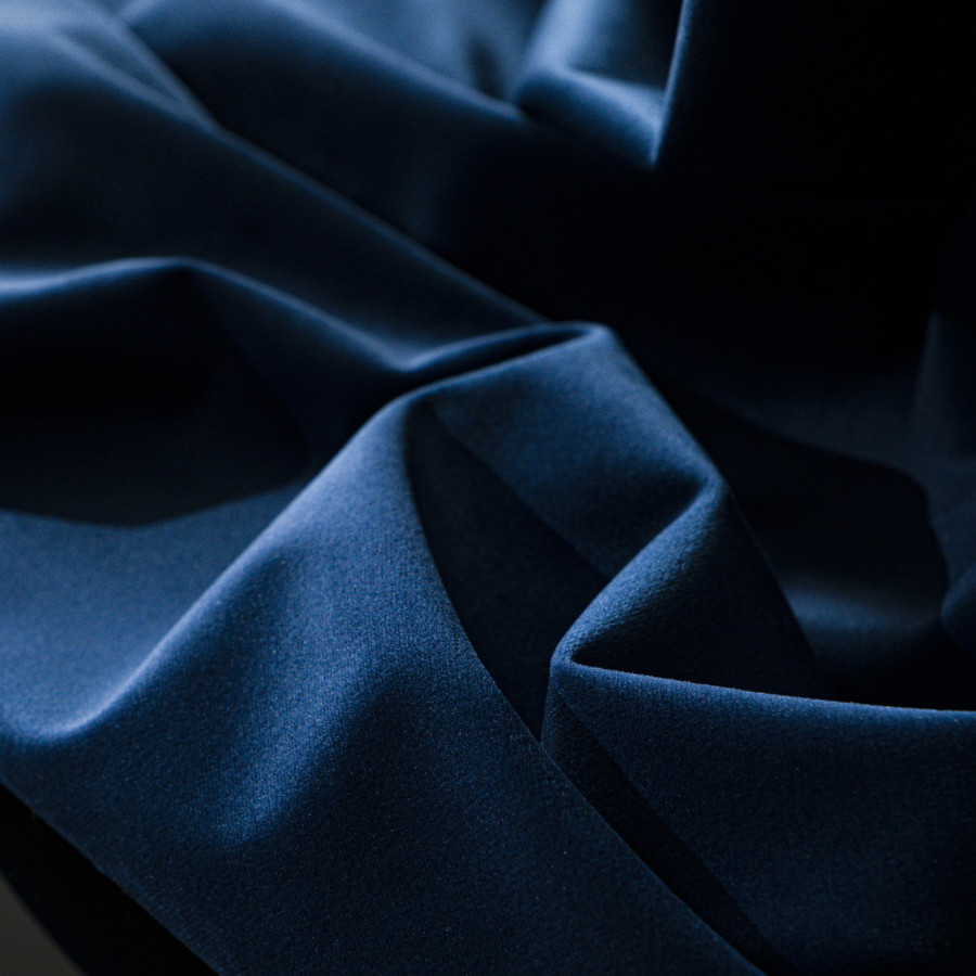 BLACKOUT VELVET Zasłona gotowa na przelotkach, szerokość 140cm x wysokość 250cm, kolor 011 granatowy