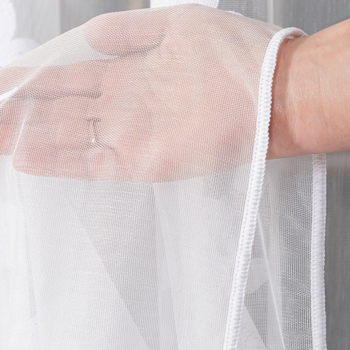 Firanka haftowana ze wzorem na samym dole, wysokość 285cm, kolor 002 biały z beżowo-białą nicią
