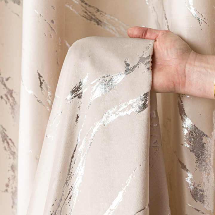 MARMA Zasłona gotowa na przelotkach z welwetu · kremowy ze srebrnym · 140x230 cm