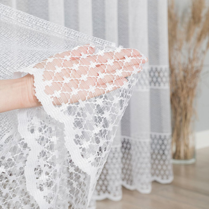 Firanka żakardowa ze wzorem pasowym, wysokość 230cm, kolor 001 biały