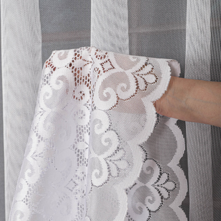 Firanka żakardowa ze wzorem na samym dole, wysokość 250cm, kolor 001 biały